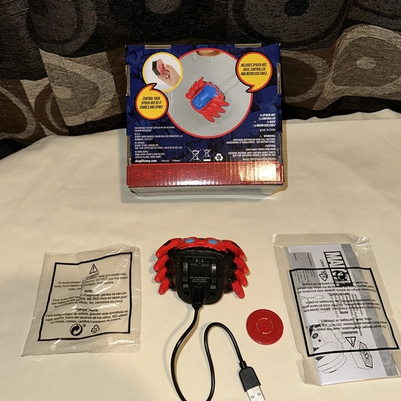 DISNEYPARKS MARVEL EXCLUSIVE-WEARABLE REMOTE CONTROL SPIDERBOT 2023 Edition - Picture 8 of 8